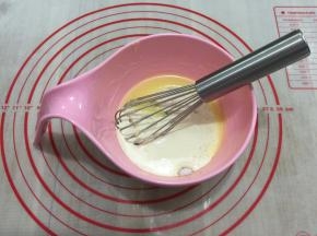 把黄油隔水融化再把奶油部分的所有材料都混合在一起打发