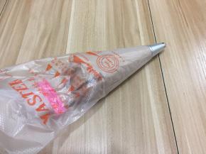 装进裱花袋，裱花嘴按个人喜好，我用的是8齿花嘴