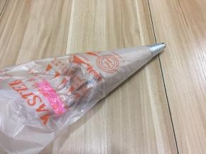 装进裱花袋，裱花嘴按个人喜好，我用的是8齿花嘴