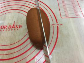 拿一个面包胚从中间切一刀切到底，不要切断哦