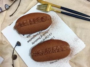 筛上可可粉做装饰