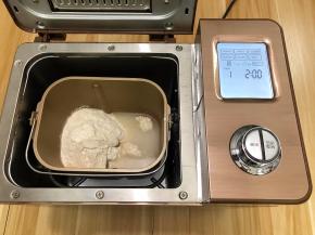 除了红曲粉之外，所有材料都投进东菱面包机桶内