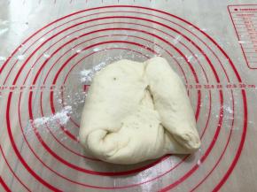 拿出面团在垫子上撒上些许面粉继续揉面