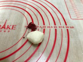 20克的面再分割成1个10克
一个加红曲粉揉均匀