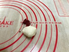 20克的面再分割成1个10克
一个加红曲粉揉均匀