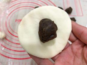 取一块面团码上一块黑豆沙，包圆