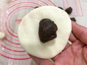 取一块面团码上一块黑豆沙，包圆