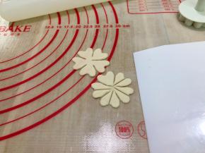 按压出花形用刮板分切开