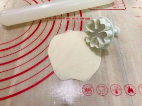 取10克的小面团擀开