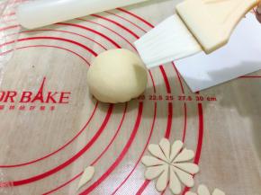  包好的面团刷上少许水