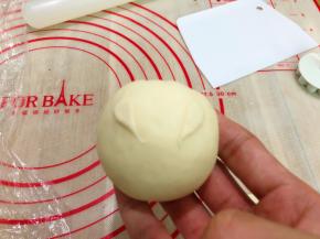 把面片贴上做耳朵