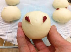  在耳朵刷上少许水