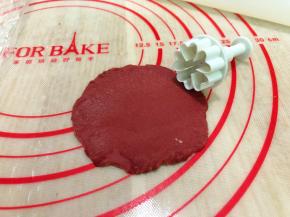 取10克的红曲小面团擀开
按压出花形用刮板分切开