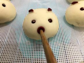 用筷子轻轻搓一下当嘴巴