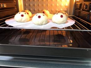 送进烤箱底下放一盘50度左右的热水调至发酵区20分钟
20分钟后拿出，预热烤箱，下火190度上火110度10分钟
热水不用拿出继续放在烤箱内