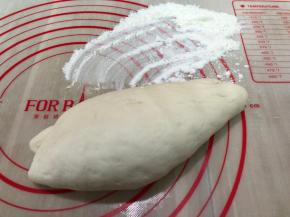 这一加20克左右的干面粉都揉进面团中，揉光滑即可