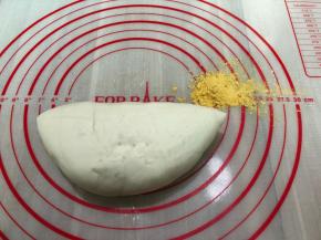 这一份把15克的南瓜粉都揉进面团中，揉光滑即可