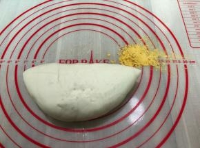 这一份把15克的南瓜粉都揉进面团中，揉光滑即可