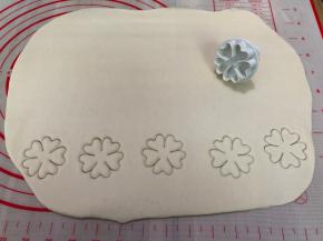 擀开先按压出自己喜欢的的花形