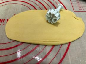 南瓜面团也一样擀开按压出自己喜欢的的花形