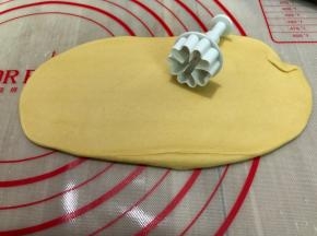 南瓜面团也一样擀开按压出自己喜欢的的花形