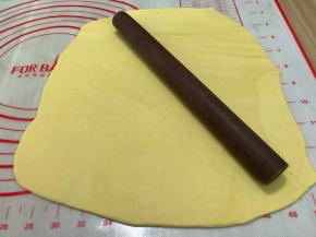 把剩下的面团全部擀开