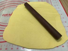 把剩下的面团全部擀开