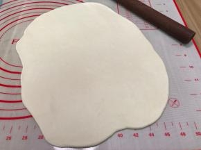 把剩下的面团全部擀开