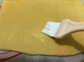 在面皮上刷上少许油