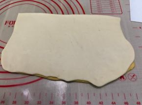 把白色的面皮铺上