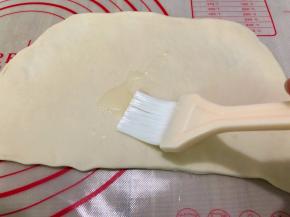 在面皮上刷上少许油