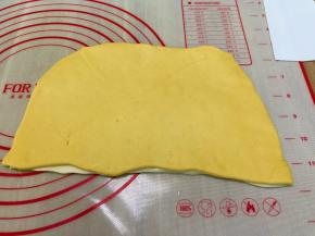 把黄色的面皮铺上