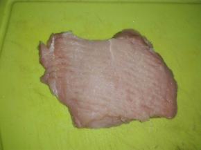 猪里脊肉洗净用肉锤或刀背正反敲一遍，把肉质敲松。