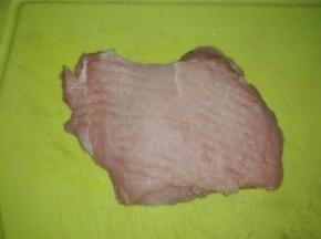 猪里脊肉洗净用肉锤或刀背正反敲一遍，把肉质敲松。