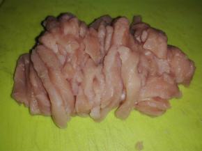 敲好的肉切成条。