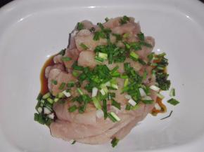 肉条放入碗中，加入盐、料酒、生抽、葱花。