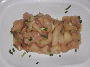 用手抓匀，腌制15分钟以上。