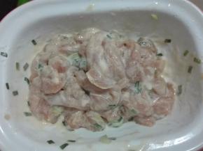 加入蛋清和淀粉，抓匀。