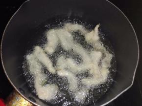 热锅倒油，五成热时放入里脊肉小火炸制。