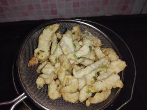 炸至微黄时捞出控油冷却。