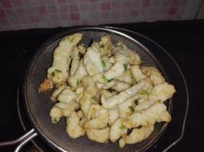 炸至微黄时捞出控油冷却。