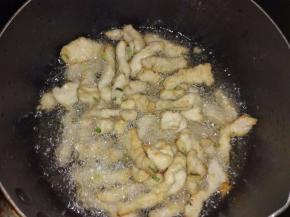 油再次烧热，大火放入炸好的里脊肉再次复炸1分钟。