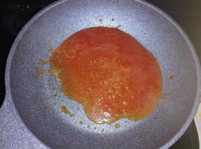 加入番茄酱和清水，小火加热至冒泡。