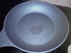 平底锅里加入少许油。