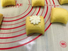 切成自己喜欢的大小，在面团上刷少许水，搭上小花朵