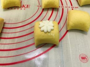 切成自己喜欢的大小，在面团上刷少许水，搭上小花朵