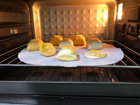 送进烤箱底下放一盘50度左右的热水调至发酵区20分钟
20分钟后拿出，预热烤箱，下火190度上火110度10分钟
热水不用拿出继续放在烤箱内