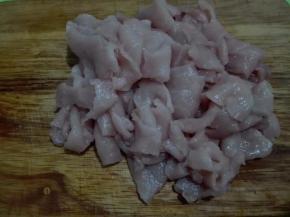 猪里脊肉洗净切薄片。