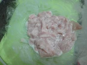 肉片放入碗中，加入一半的盐、蛋清、一半料酒、一半淀粉拌匀上浆。