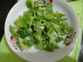 青椒洗净去籽，切成小块。